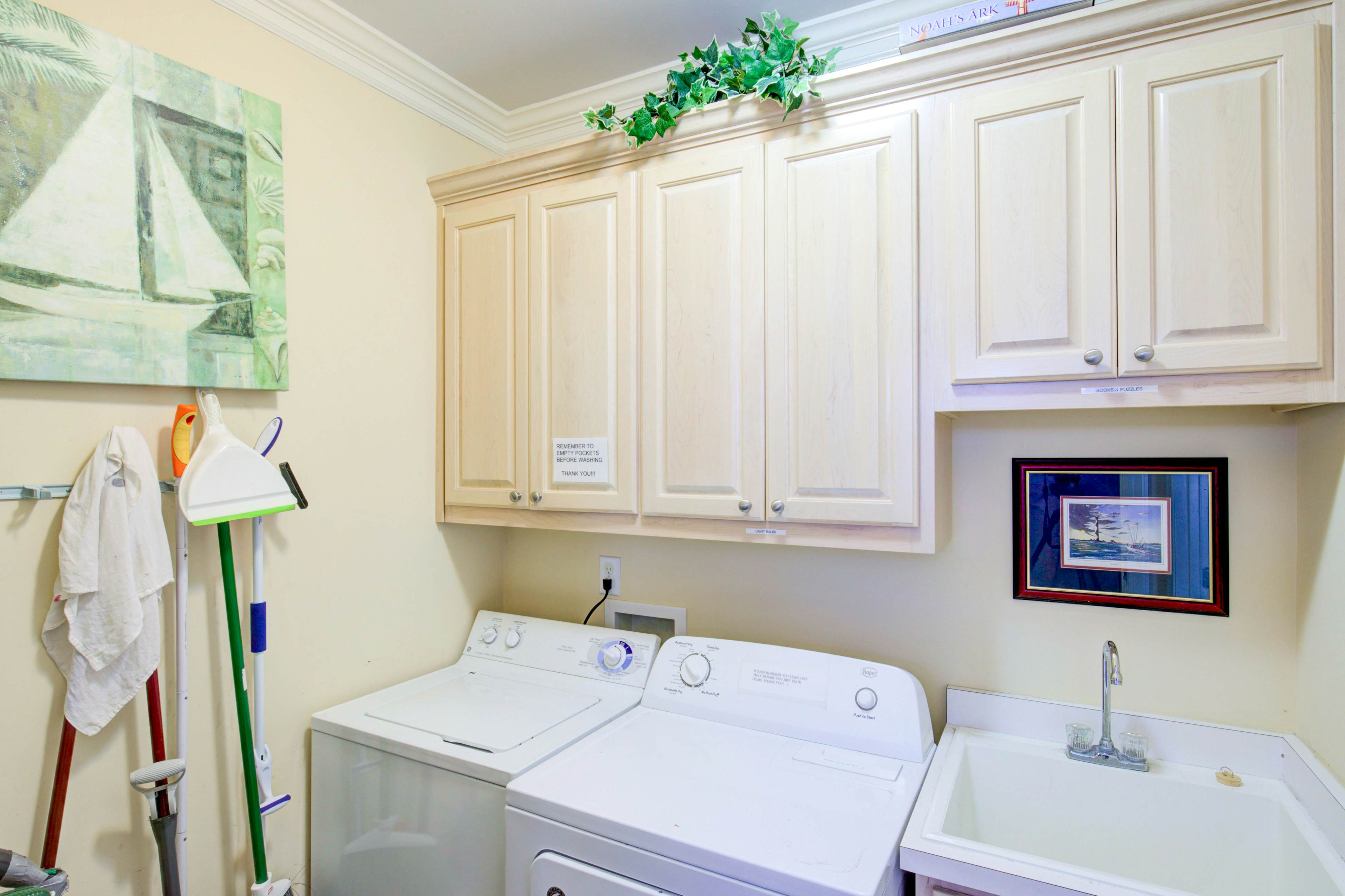 NTB4384 Parrots Perch