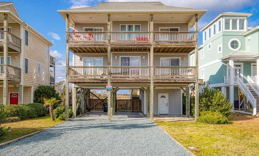 Ocean view home with a washer/dryer, hot tub, pool, & game room