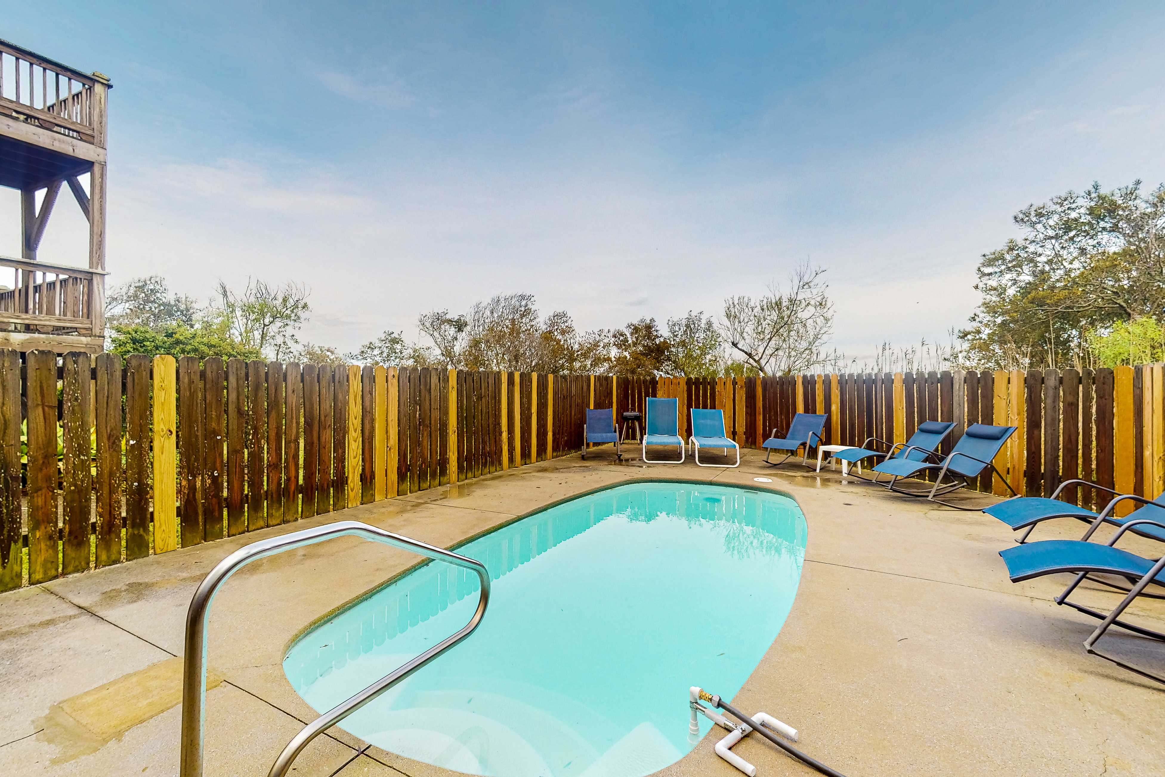 Ocean view home with a washer/dryer, hot tub, pool, & game room