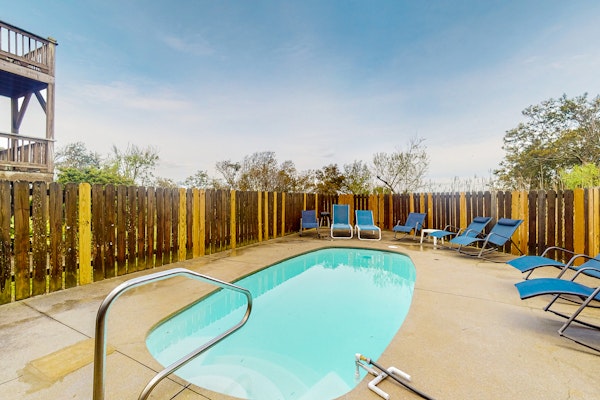 Ocean view home with a washer/dryer, hot tub, pool, & game room