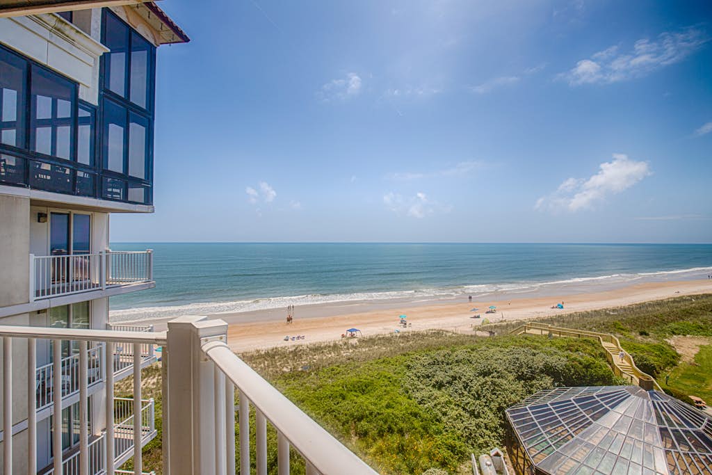 Oceanfront condo witha  balcony with ocean & pool views, fast WiFi & a gym