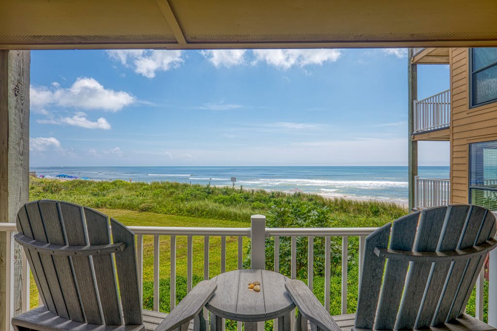 Beachfront condo with private beach access, balcony, on-site pool, tennis & AC