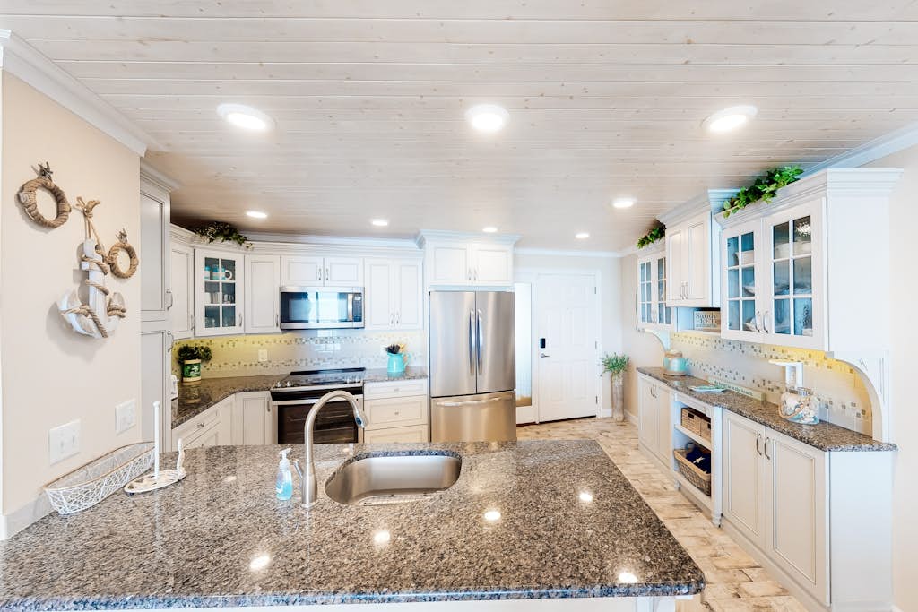 Beachfront condo with ocean views, pool, tennis, gym, balcony