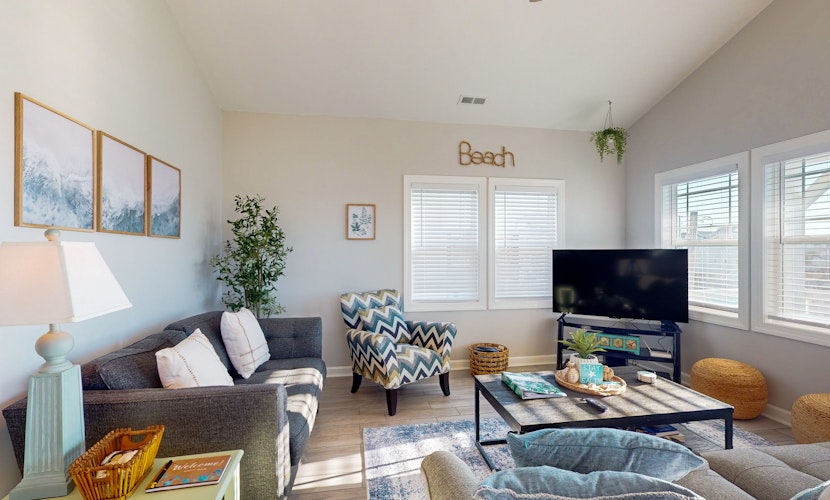 Island Dreams 4BR Retreat: Short walk to Beach with ocean views, pet-friendly