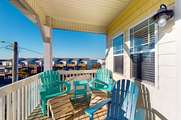 Island Dreams 4BR Retreat: Short walk to Beach with ocean views, pet-friendly