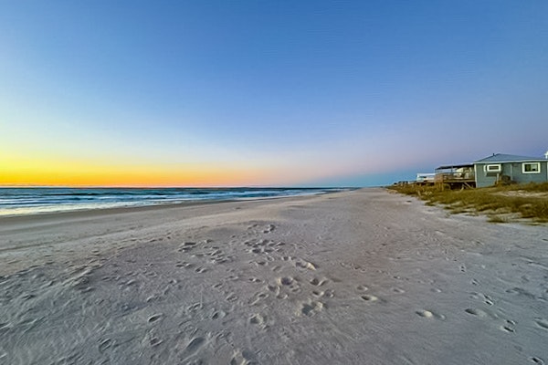 Island Dreams 4BR Retreat: Short walk to Beach with ocean views, pet-friendly