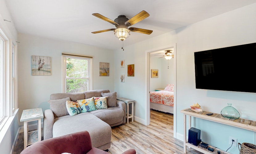 Coral Cottage: Warm & inviting home with a washer/dryer, gas grill, central AC - near the ocean