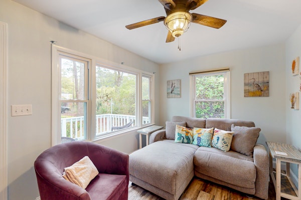 Coral Cottage: Warm & inviting home with a washer/dryer, gas grill, central AC - near the ocean