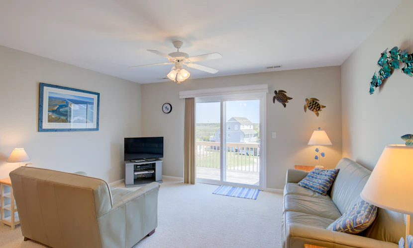 2-story townhouse with sound views, washer/dryer, community outdoor pool, AC