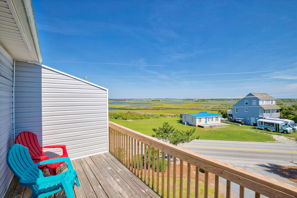 2-story townhouse with sound views, washer/dryer, community outdoor pool, AC