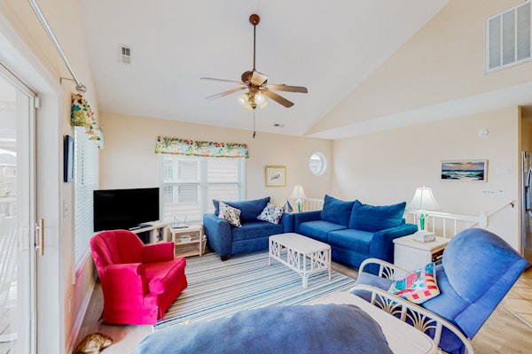 Dog-friendly duplex with ocean views, beach access, washer/dryer & central AC