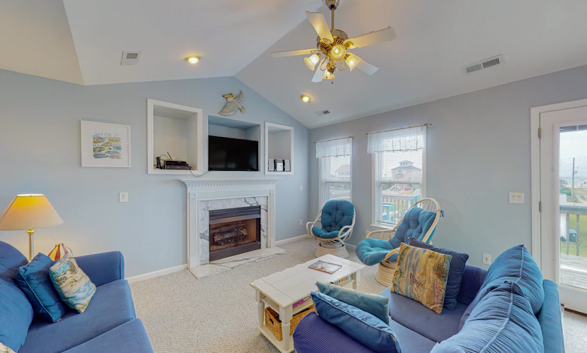 Third-row home near golf with beach access, W/D, deck, AC, hot tub