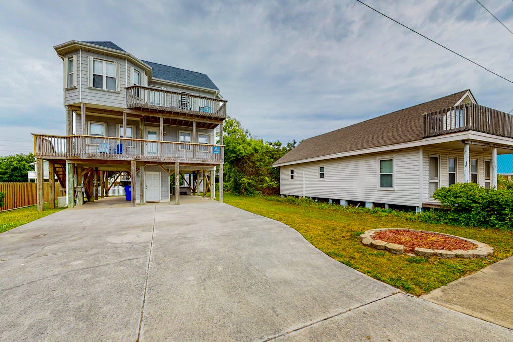 Third-row home near golf with beach access, W/D, deck, AC, hot tub