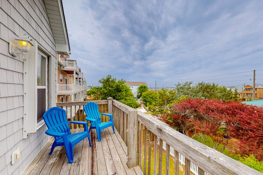 Third-row home near golf with beach access, W/D, deck, AC, hot tub