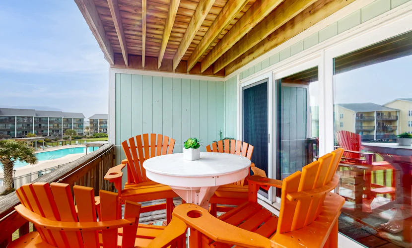 2nd-floor ocean-view condo with private beach access, community pool, gazebo