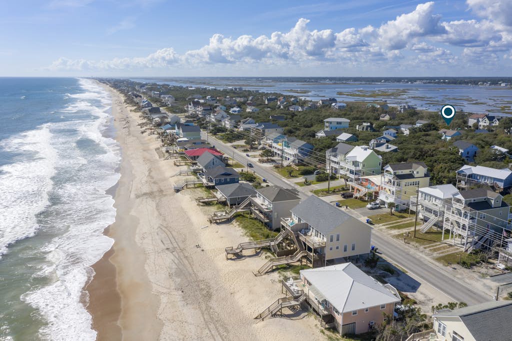 Dog-friendly coastal home with wrap-around balcony, open layout, W/D, and AC