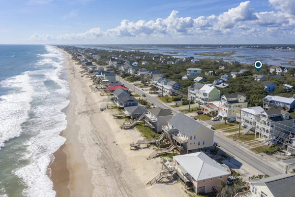Dog-friendly coastal home with wrap-around balcony, open layout, W/D, and AC