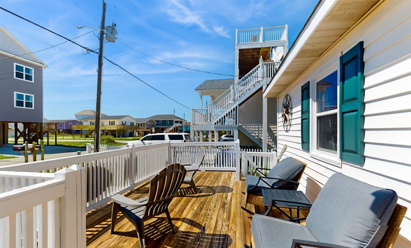 Dog-friendly house with enclosed yard, deck, grill, central AC & washer/dryer