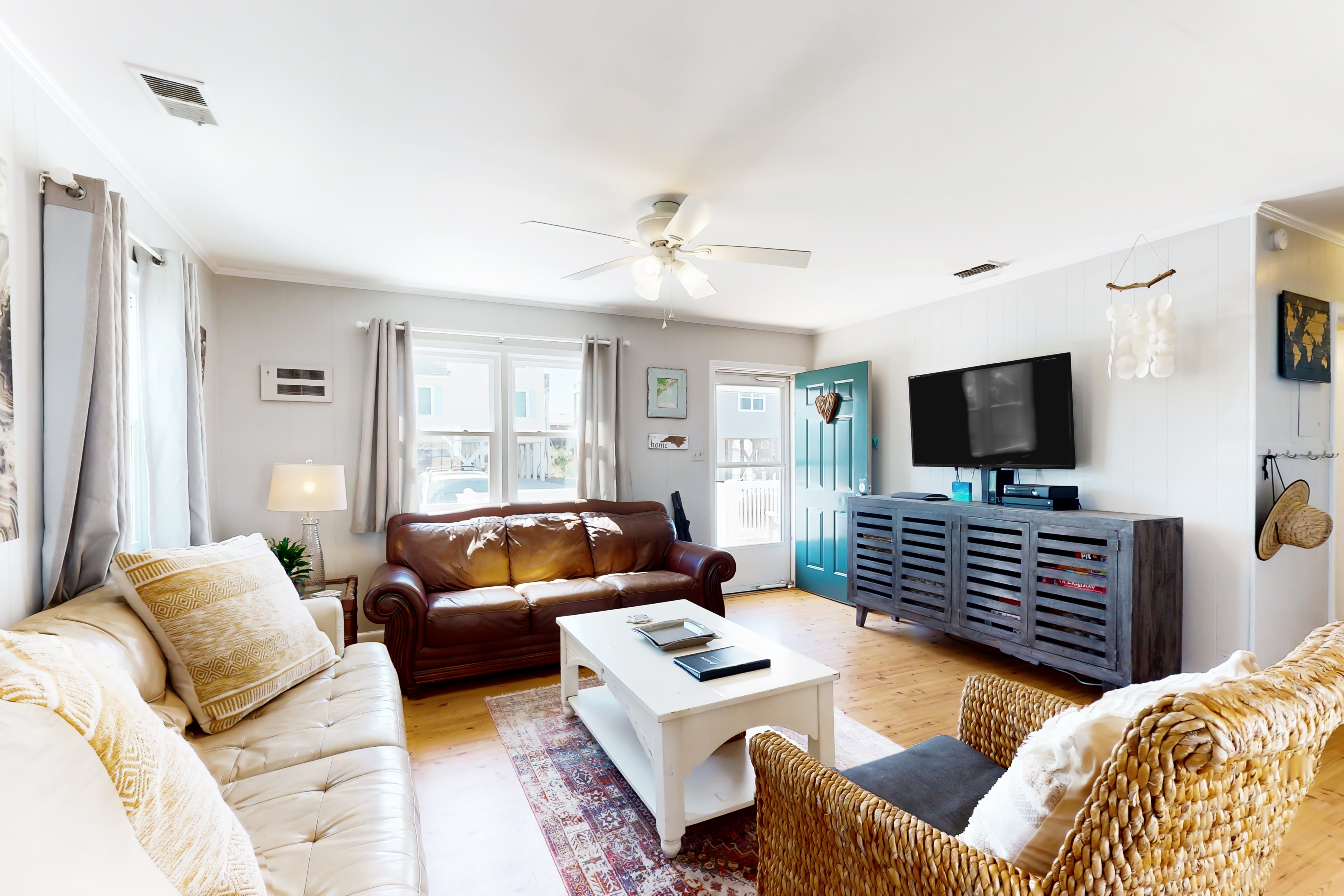 Dog-friendly house with enclosed yard, deck, grill, central AC & washer/dryer