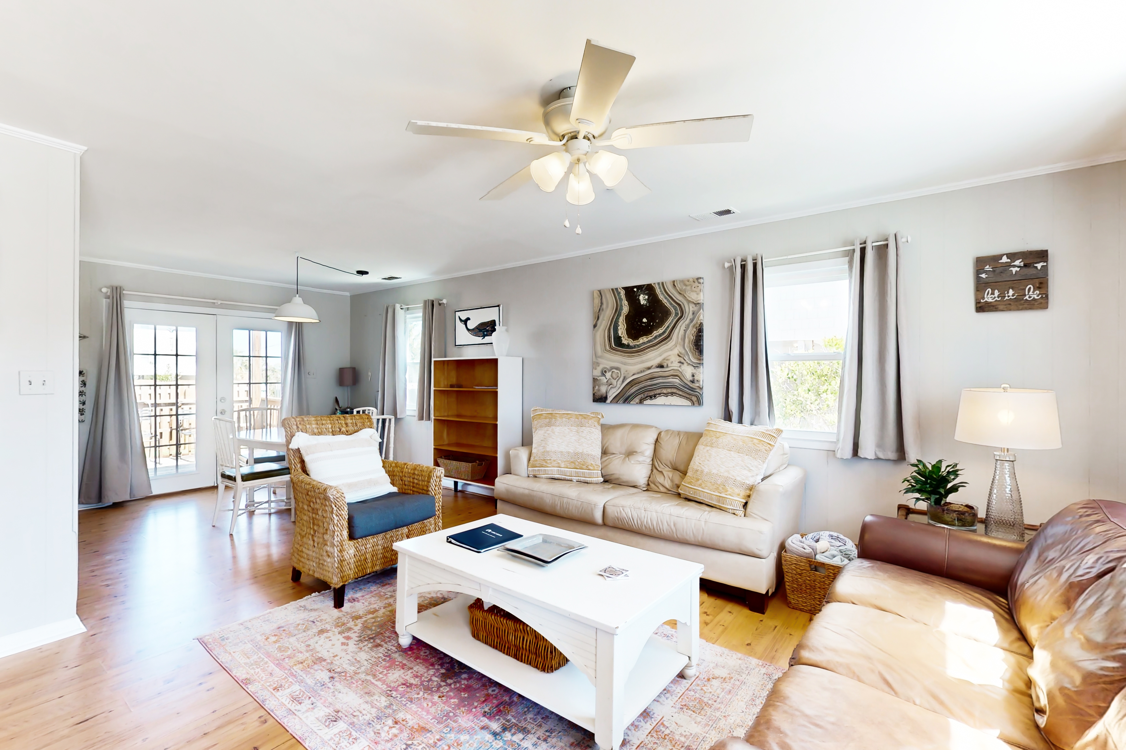 Dog-friendly house with enclosed yard, deck, grill, central AC & washer/dryer