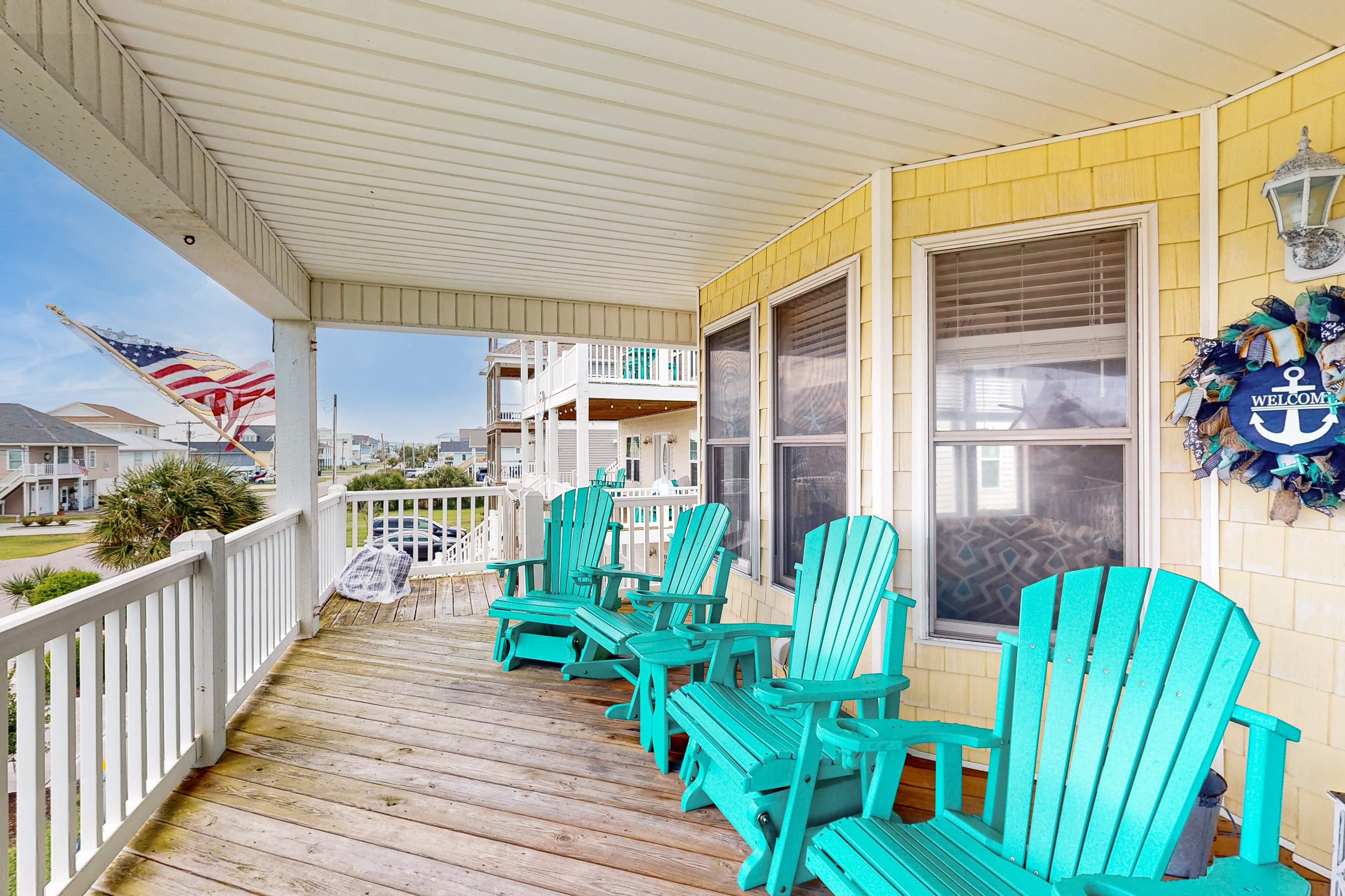 Chic house with kayaks, balcony dining, beach chairs, central AC, & washer/dryer