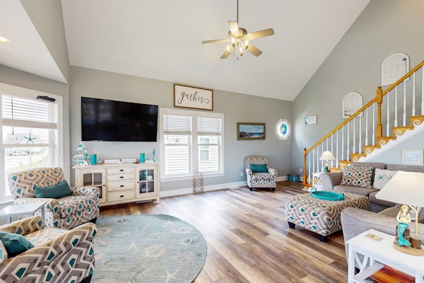 Chic house with kayaks, balcony dining, beach chairs, central AC, & washer/dryer