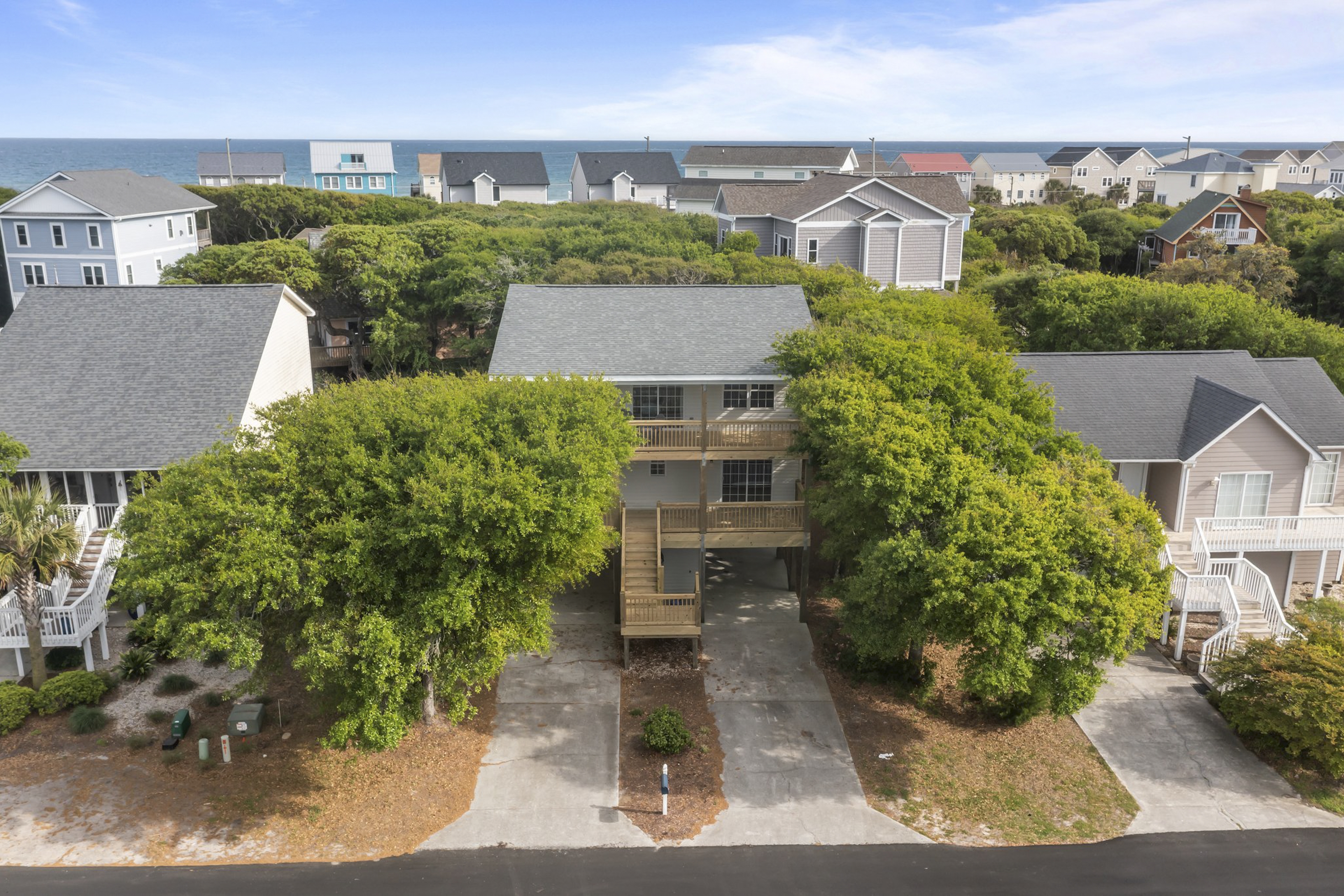Coastal dog-friendly home with hot tub