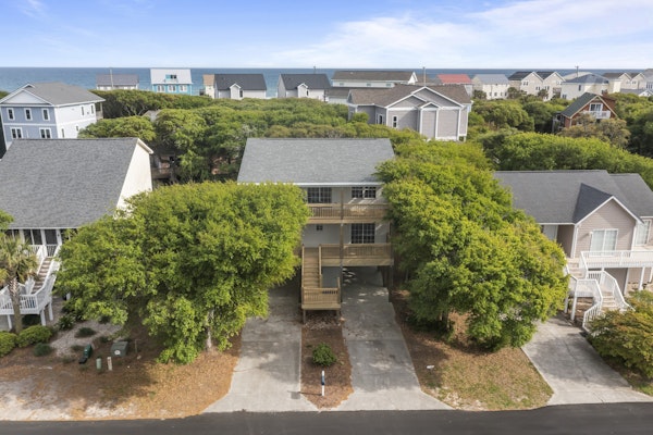 Coastal dog-friendly home with hot tub