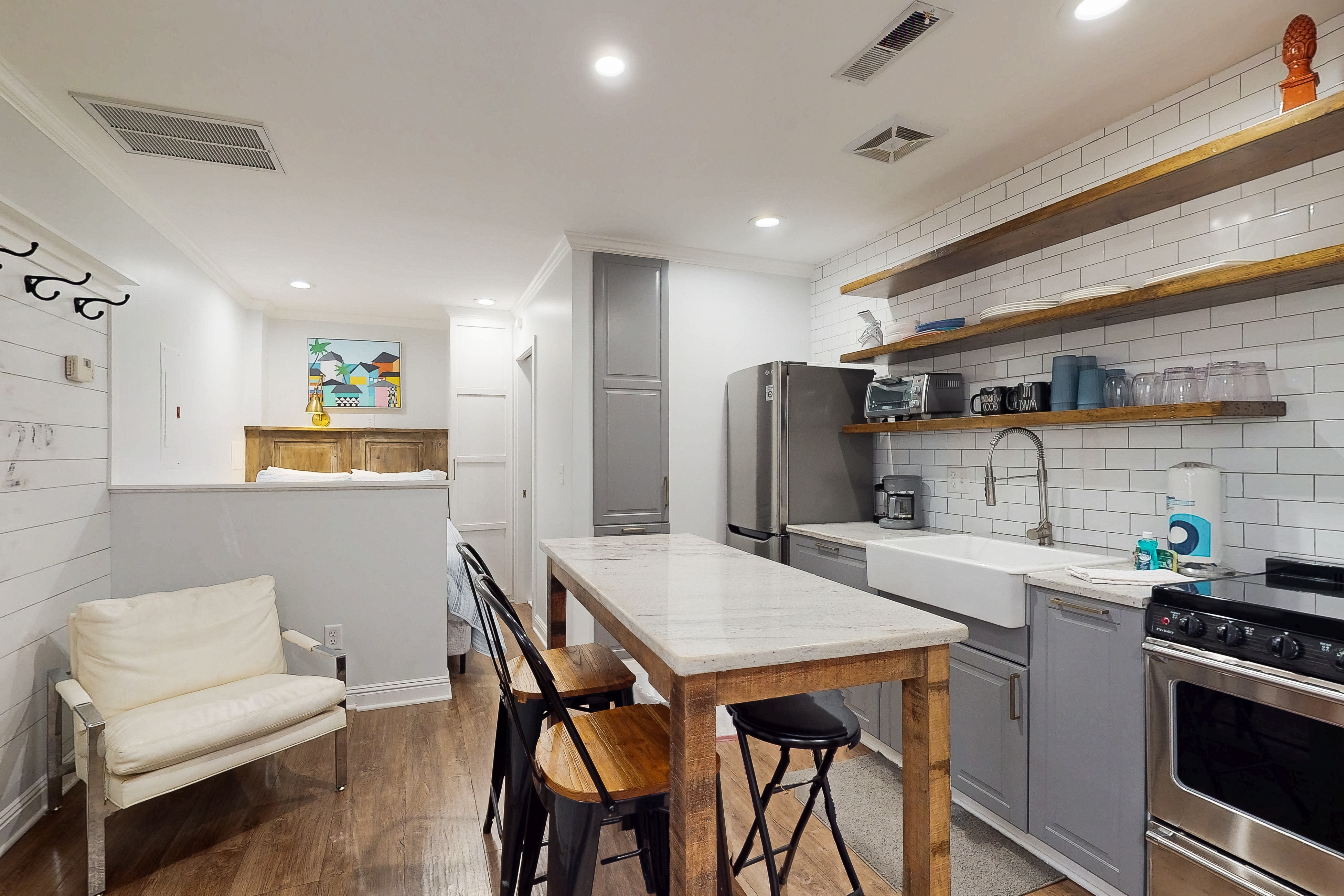 Charming Condo with Central AC, Washer/ dryer, and Full Kitchen