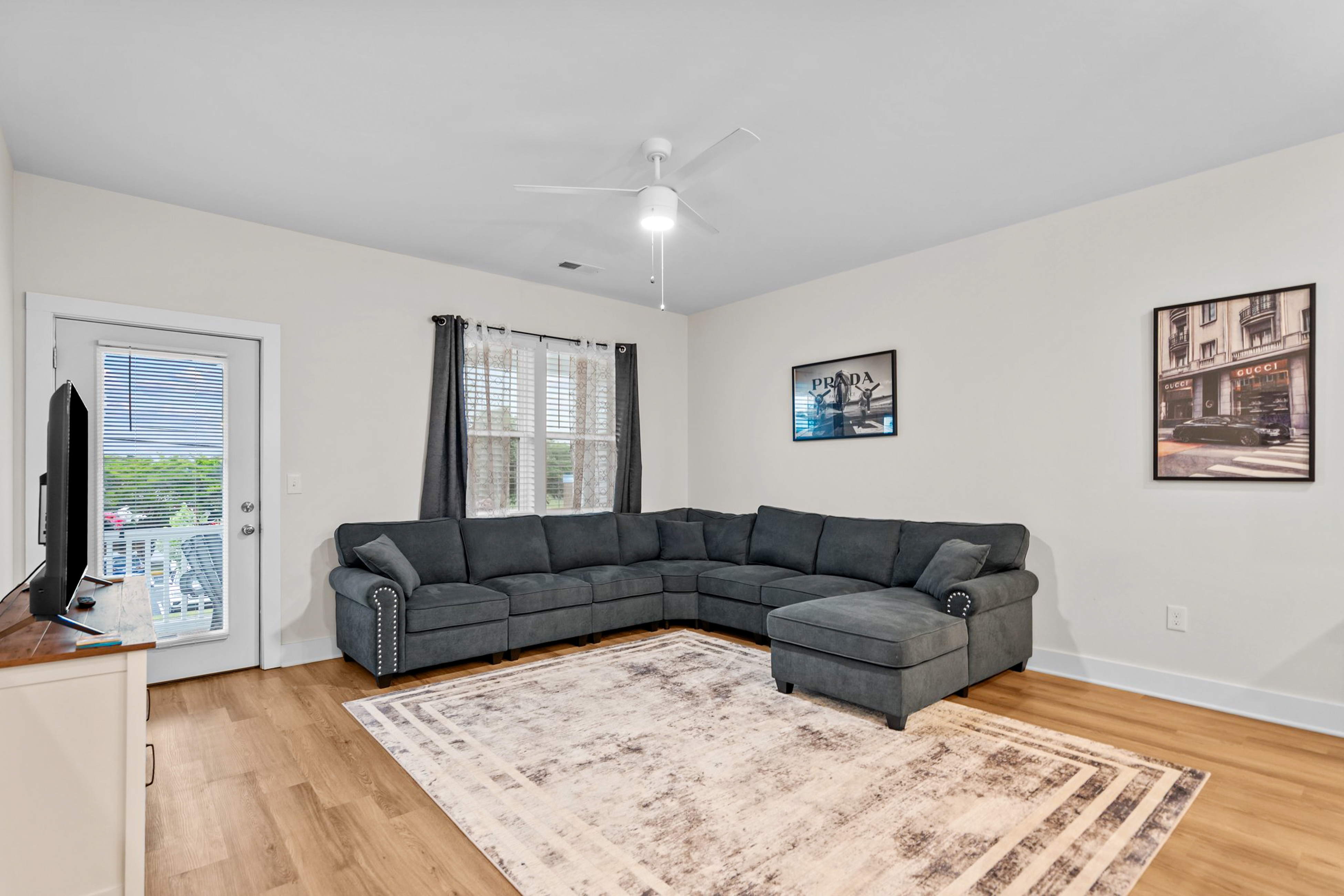 Modern Apartment short walk from Riverwalk| Full Kitchen, Wifi and Central AC