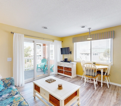 CB05 Cozy Carolina Beach Condo