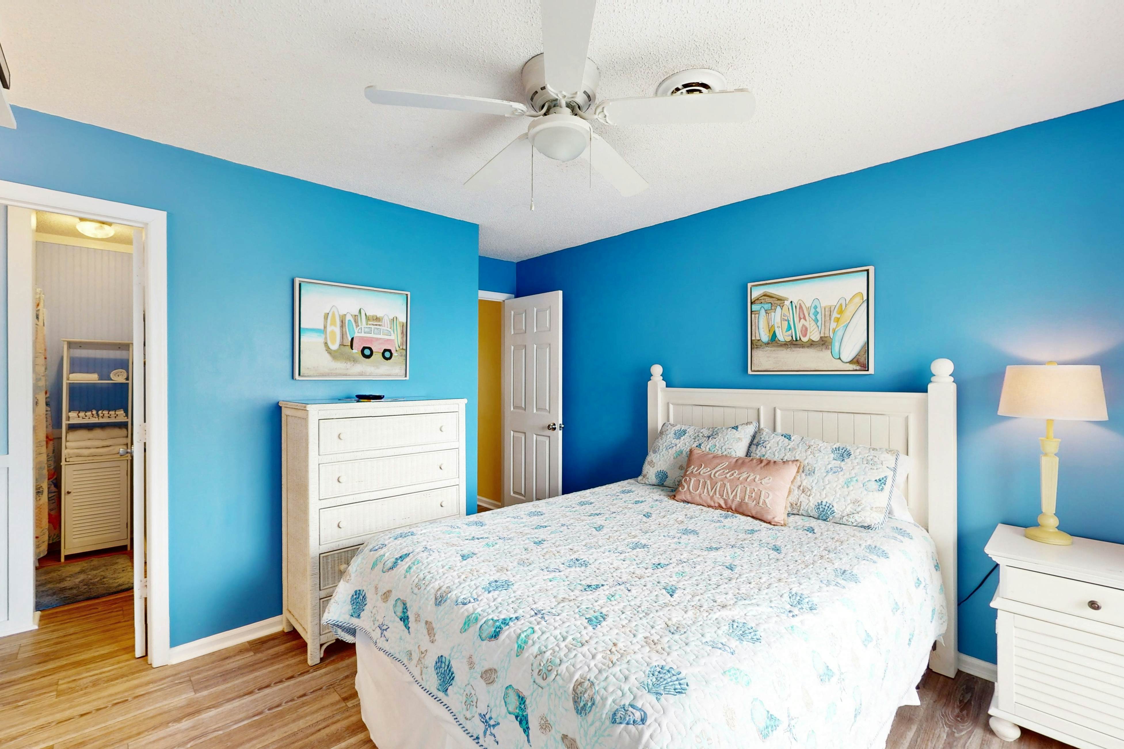 CB05 Cozy Carolina Beach Condo