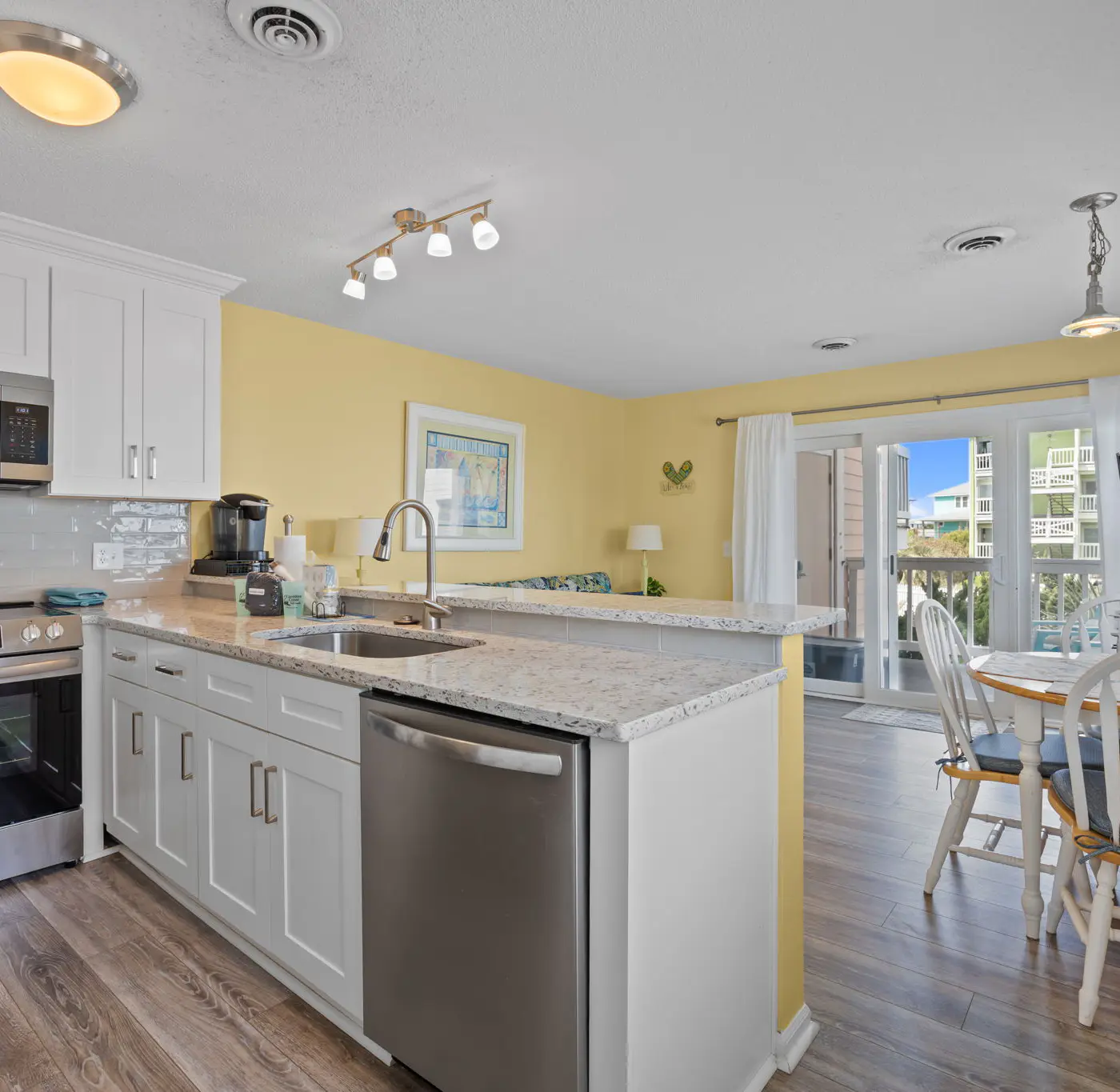 CB05 Cozy Carolina Beach Condo