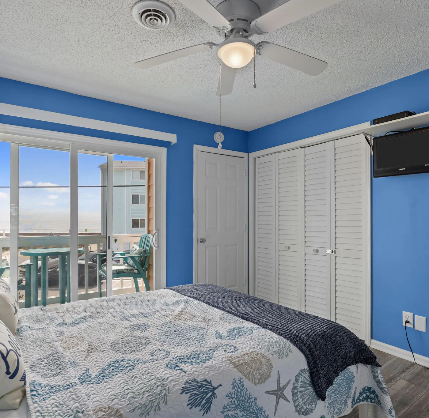 CB05 Cozy Carolina Beach Condo