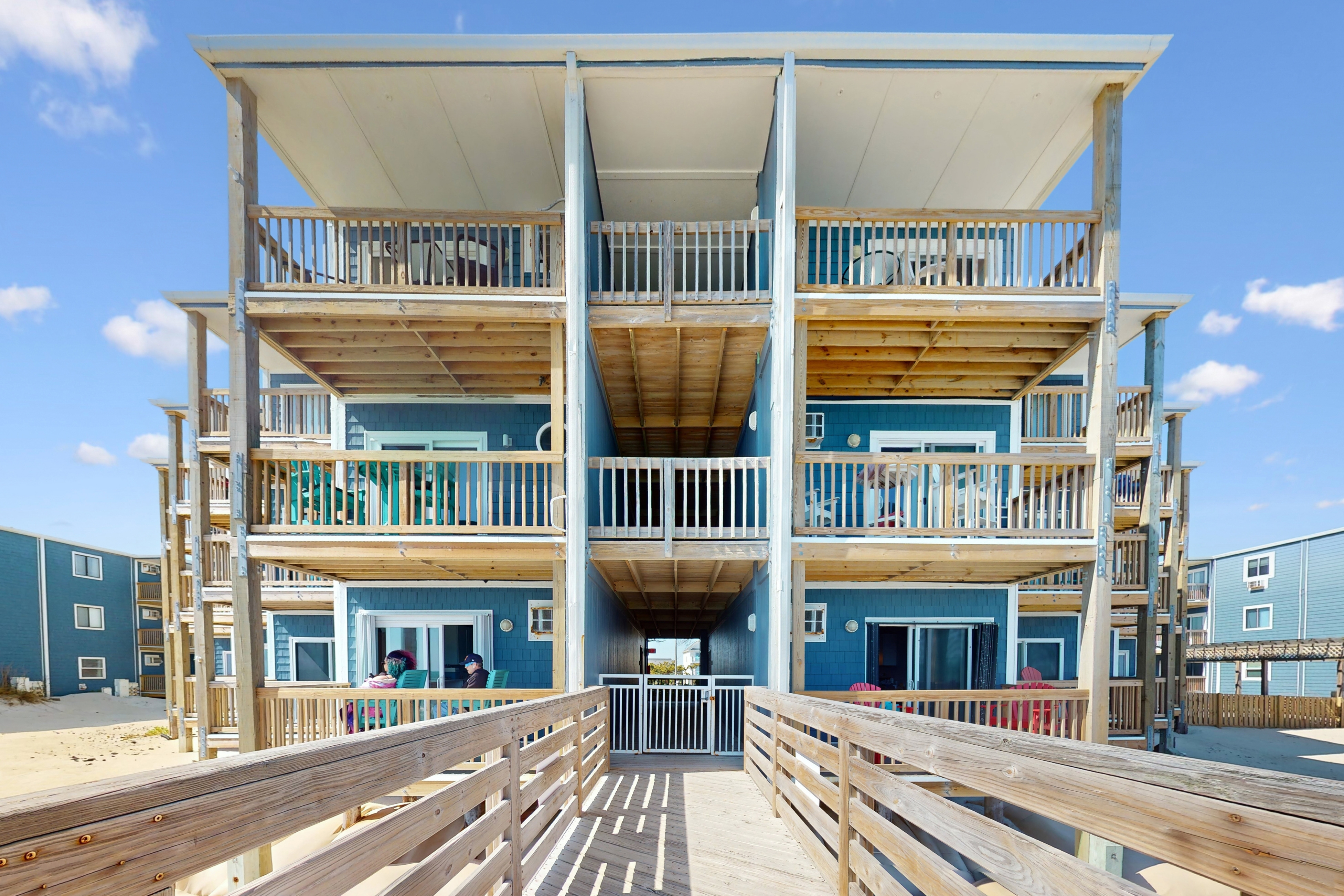 Beachfront condo with ocean views, balcony, WiFi, & shared grills