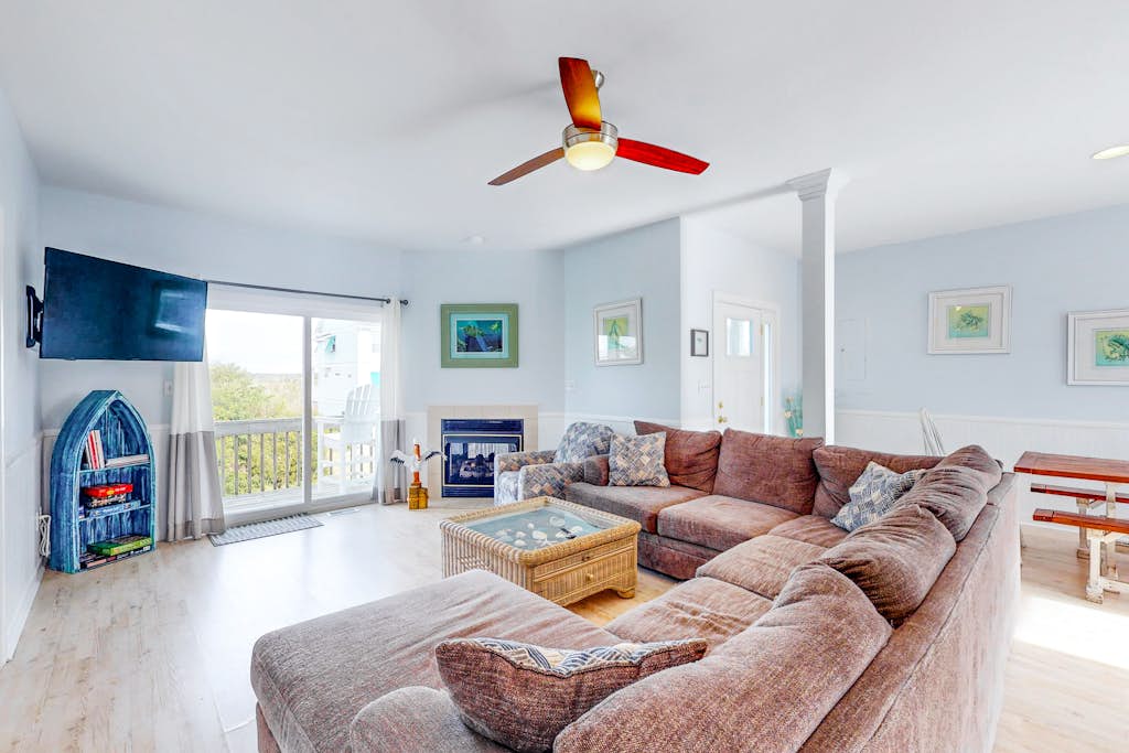 2-story home near the beach with beach access, deck, community pool & tennis