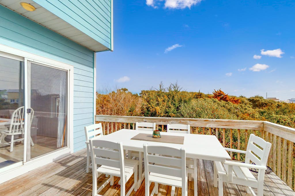 2-story home near the beach with beach access, deck, community pool & tennis