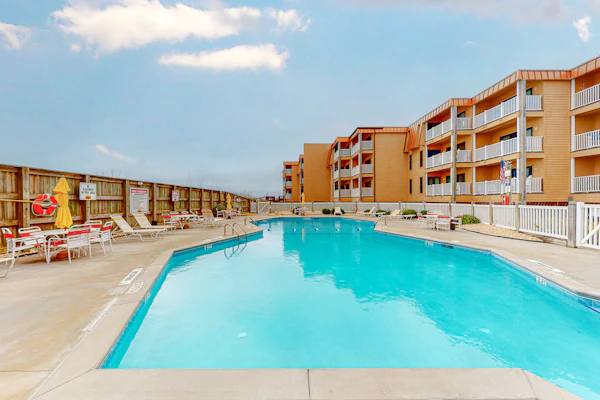 Beachfront Topsail Dunes condo - oceanfront pool - AC, WiFi, washer/dryer