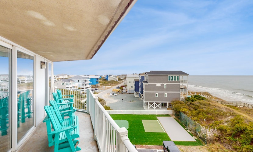 Beachfront condo with ocean views, balcony, on-site pool, gym, sauna & AC