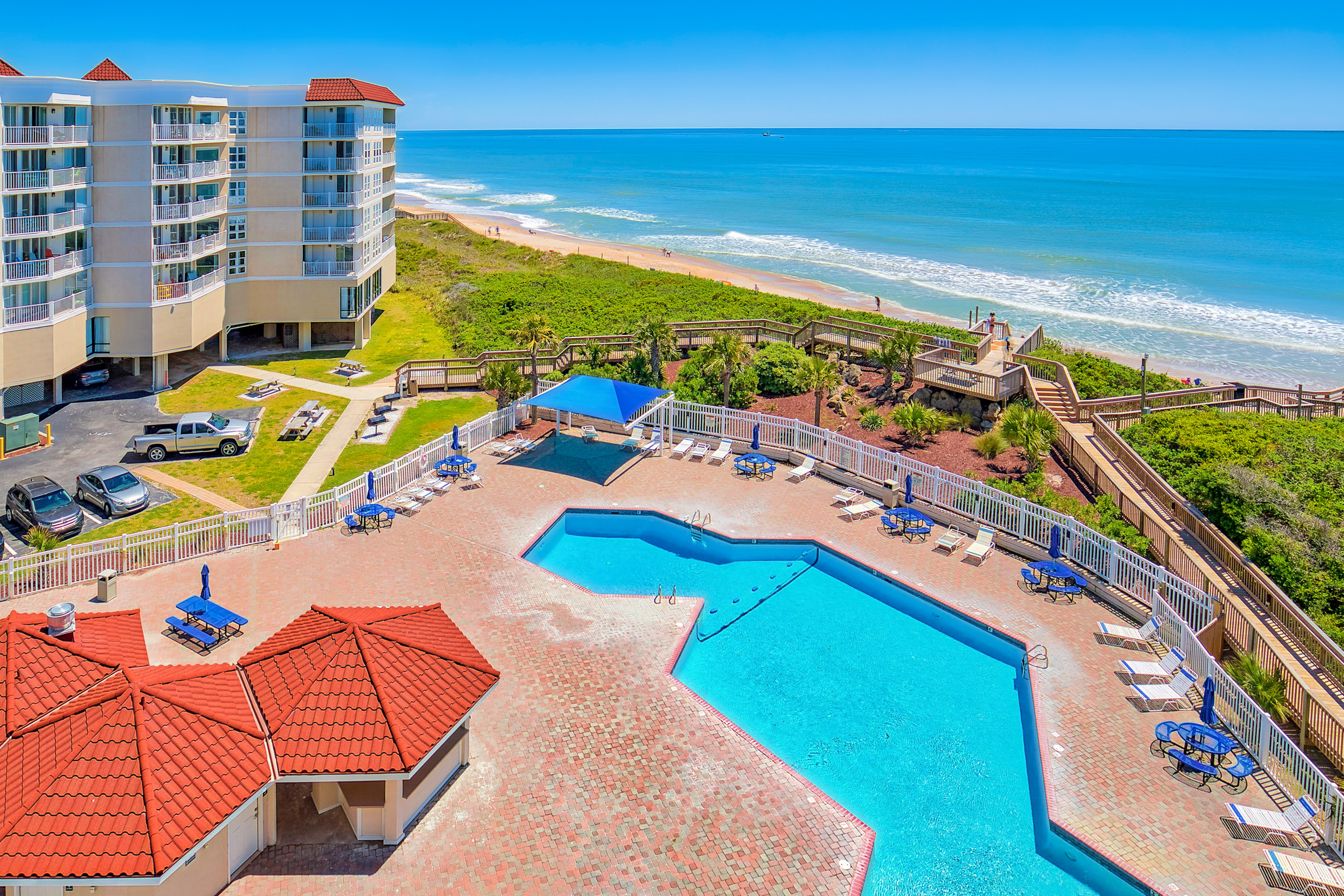 Beachfront condo with ocean views, balcony, on-site pool, gym, sauna & AC