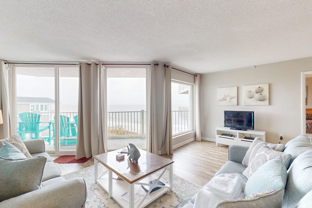 Beachfront condo with ocean views, balcony, on-site pool, gym, sauna & AC