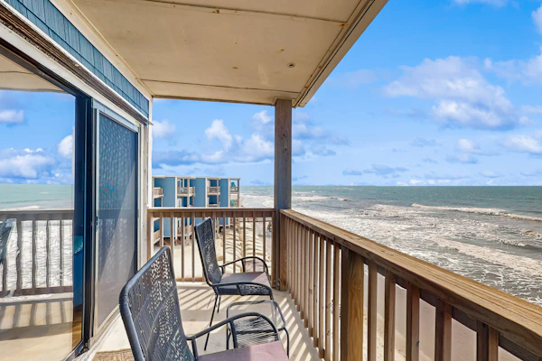 Oceanfront Topsail Reef condo with fast AC & WiFi - beach access & tennis