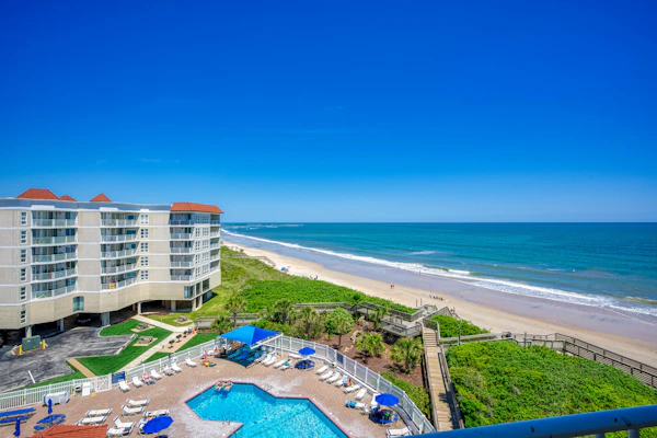 Waterfront beach condo with great ocean & pool views, fast WiFi & gym