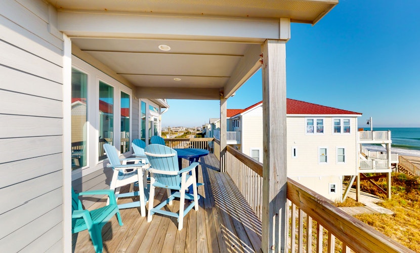 Beautiful dog-friendly ocean view home with hot tub, lovely balcony, W/D & AC