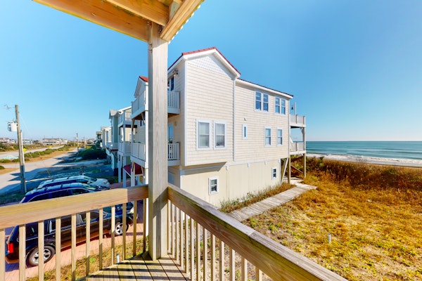 Beautiful dog-friendly ocean view home with hot tub, lovely balcony, W/D & AC