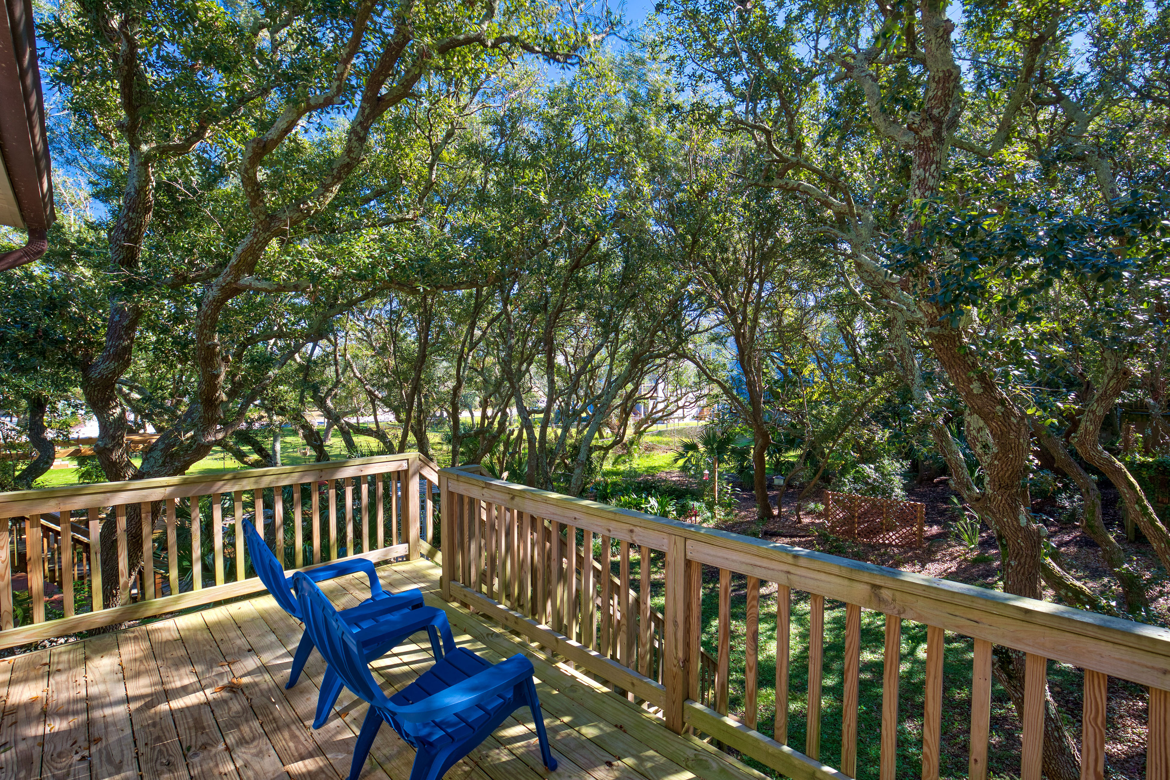 Duplex with short walk to beach, screened porch, outdoor shower, W/D, & AC