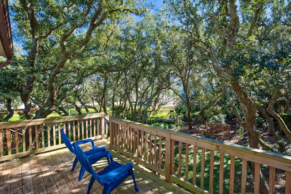 Duplex with short walk to beach, screened porch, outdoor shower, W/D, & AC