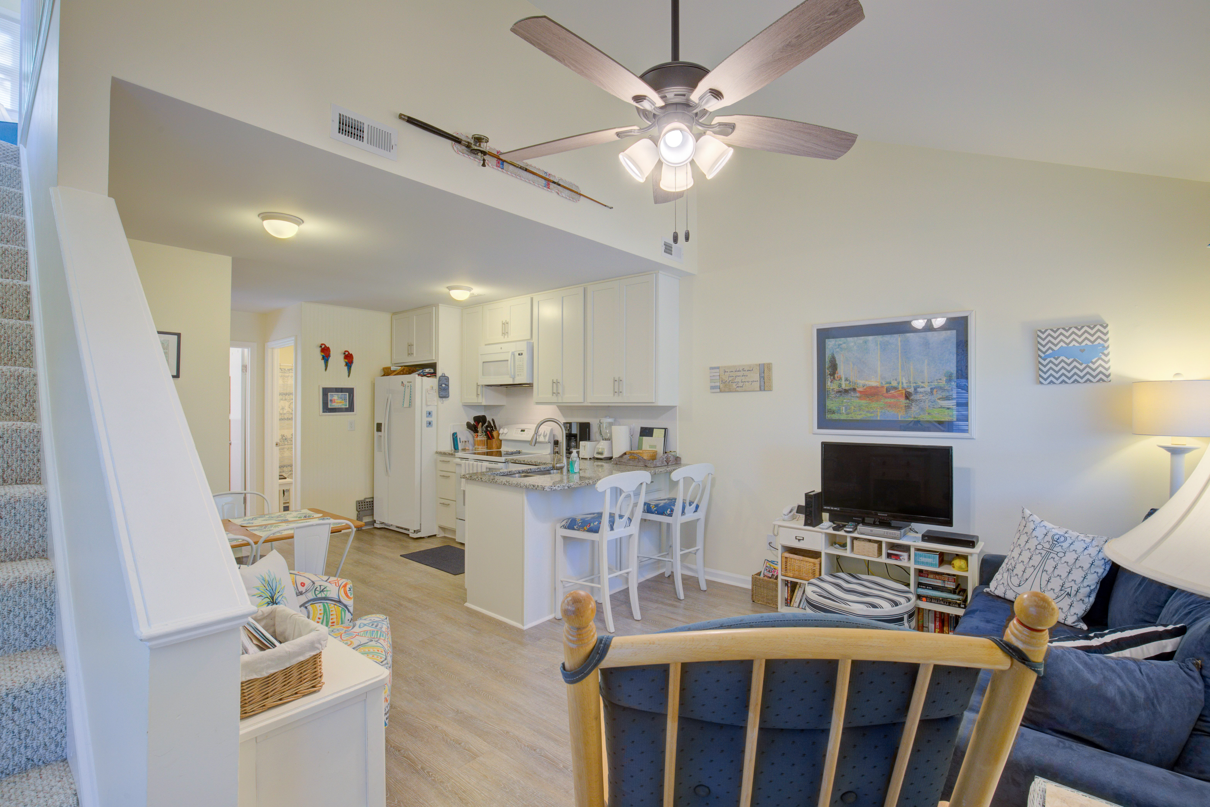 Duplex with short walk to beach, screened porch, outdoor shower, W/D, & AC