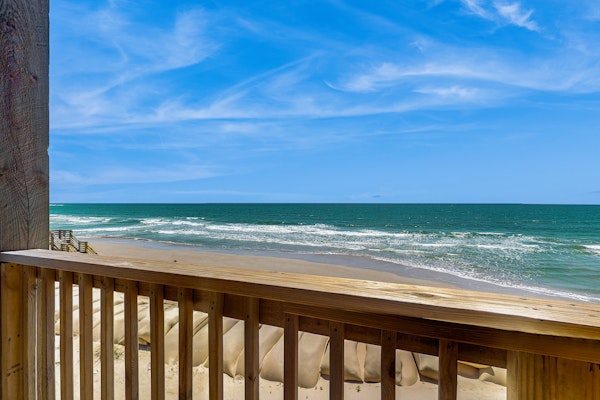 Oceanfront condo w/ kitchenette, TV, washer/dryer, and balcony
