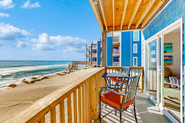 Cheerful beachfront condo with balcony, tennis court, & W/D - snowbird-friendly